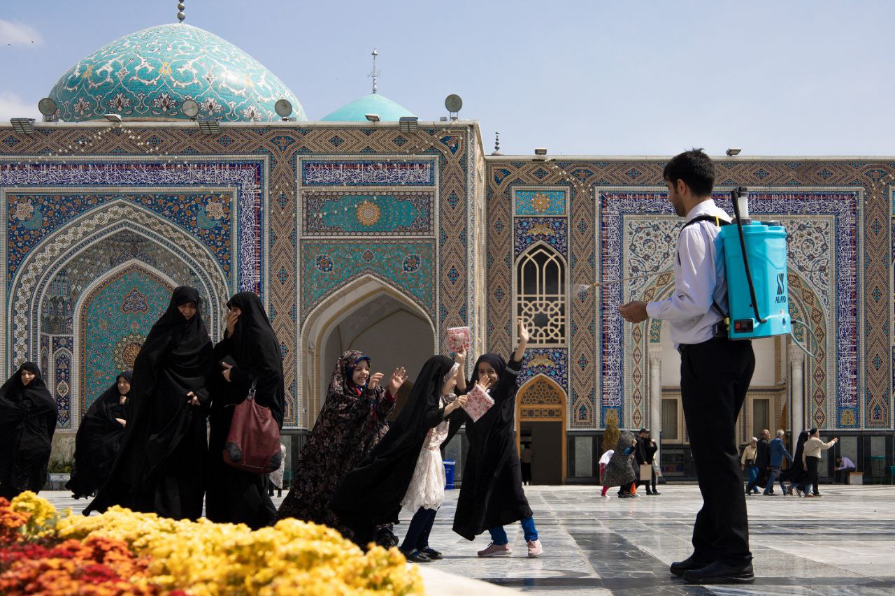 عکس/ گلاب افشانی در حرم مطهر رضوی