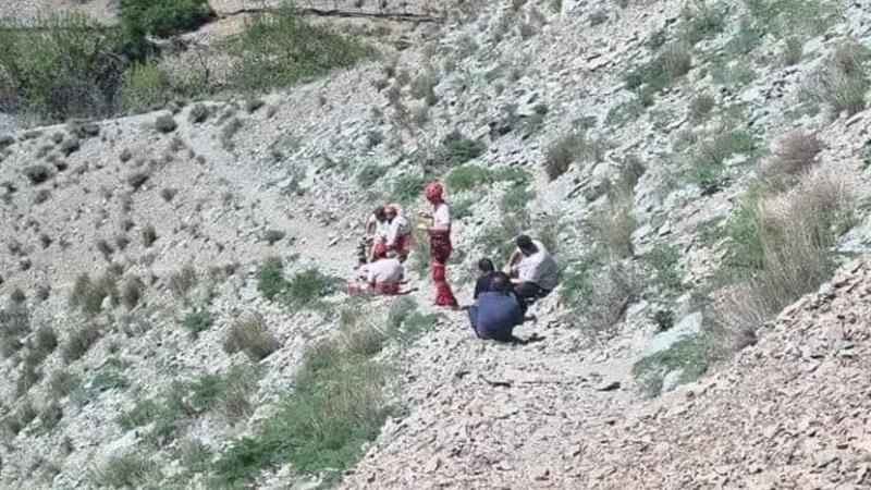 نجات مصدوم ۴۵ ساله از ارتفاع ۴۰۰ متری در جاده کرج - چالوس