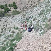 نجات مصدوم ۴۵ ساله از ارتفاع ۴۰۰ متری در جاده کرج - چالوس