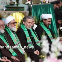 عکس/ حضور وزیر امور خارجه در مراسم تعویض پرچم گنبد مطهر رضوی 