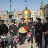 عکس/ آیین تعویض پرچم گنبد حرم مطهر رضوی