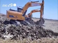 تفحص پیکر شهیدی با قمقمۀ پرازآب