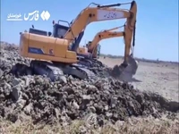 تفحص پیکر شهیدی با قمقمۀ پر از آب!