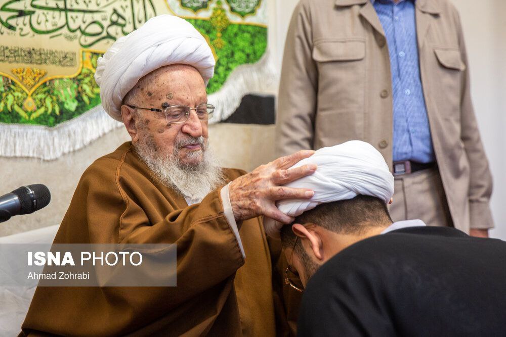 عکس/ عمامه گذاری طلاب در روز میلاد امام رضا(ع) در قم