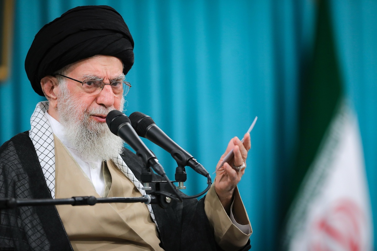 پنجره متفاوتی به دیدار کارگران؛ از جواب سلام رهبر انقلاب به یک کارگر تا تشویق‌ها و صلوات