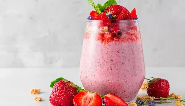 میلک شیک توتفرنگی به سبک کافیشاپ