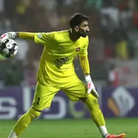 بیرانوند و عکس یادگاری با تابلوی ناصر حجازی