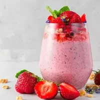 میلک شیک توت‌فرنگی به سبک کافی‌شاپ