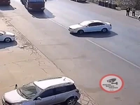 مرز بین حادثه و معجزه؛ واکنش راننده تریلی پس از فرار میلیمتری از تصادف هولناک!