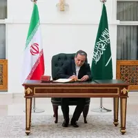 عکس/ امضای دفتر یادبود وزارت خارجه عربستان توسط عراقچی 