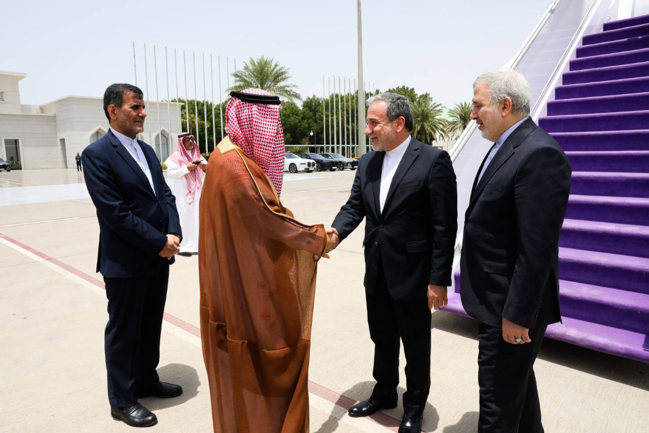 عکس/ استقبال صمیمانه از وزیر خارجه ایران در عربستان