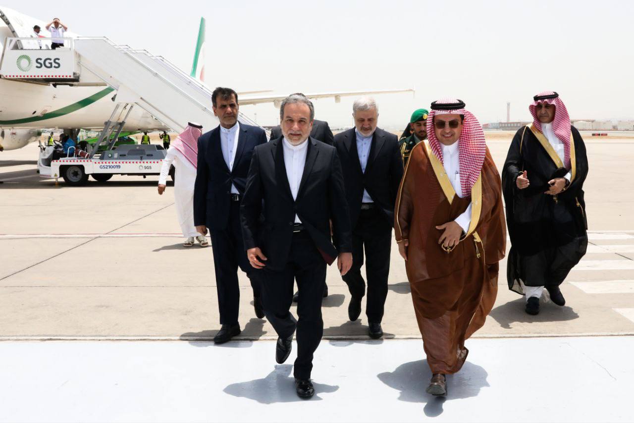 عکس/ استقبال صمیمانه از وزیر خارجه ایران در عربستان