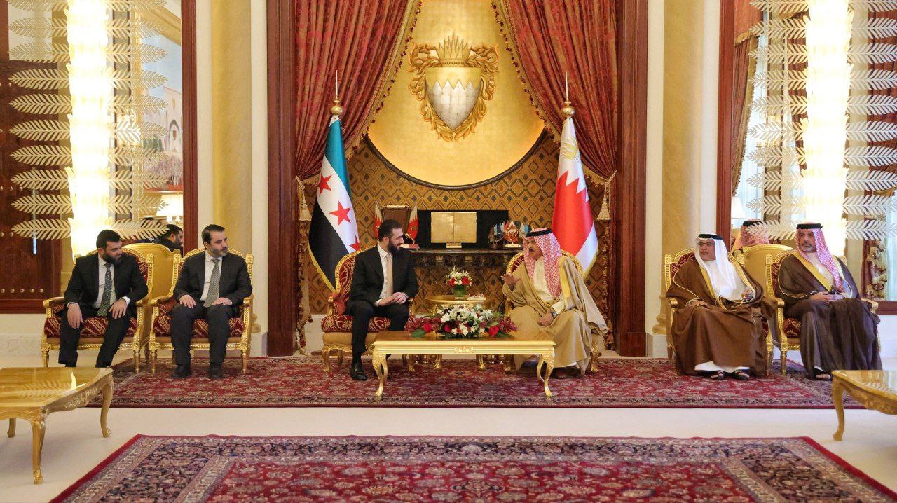 دیدار جولانی با پادشاه بحرین در کاخ الصخیر