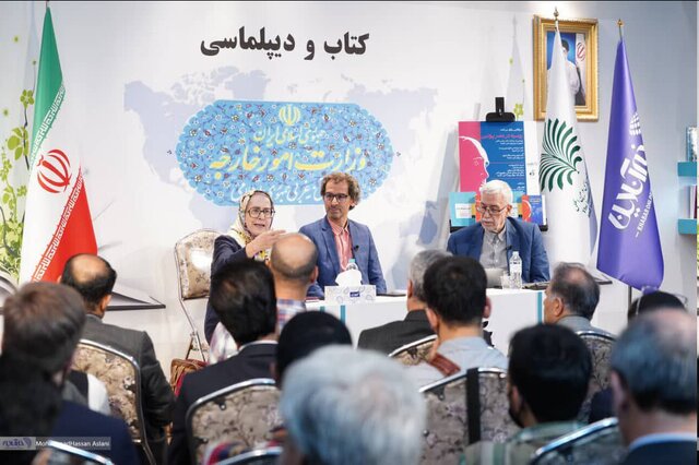 رونمایی از ۲ کتاب در غرفه وزارت خارجه در نمایشگاه کتاب
