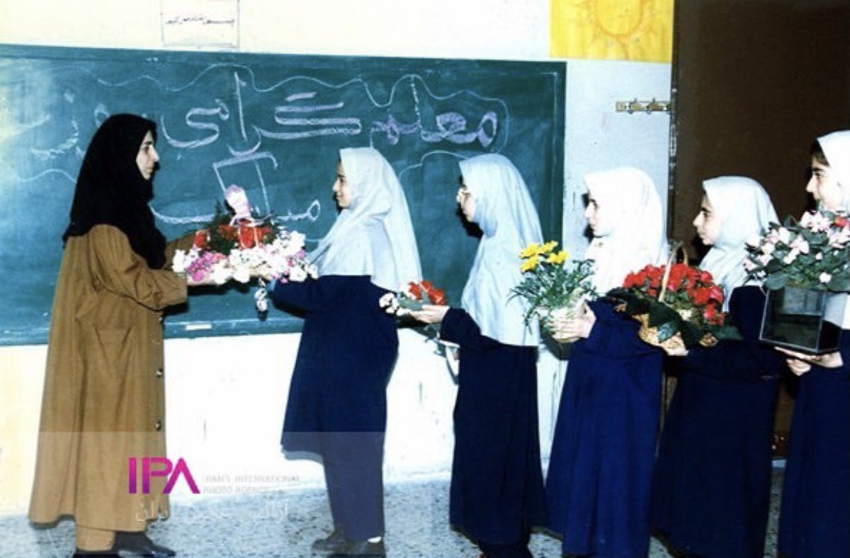 روز معلم در یک مدرسه در سال ۱۳۷۵