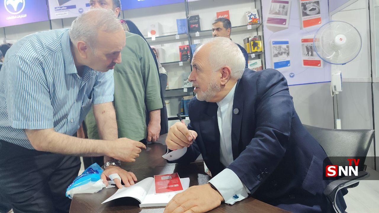 عکس/ جشن امضای کتاب ظریف در نمایشگاه کتاب تهران 