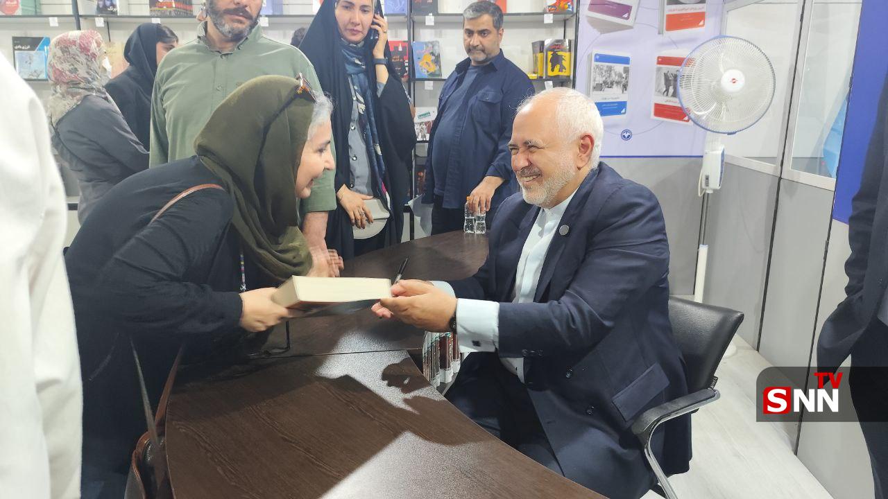 عکس/ جشن امضای کتاب ظریف در نمایشگاه کتاب تهران 