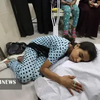 عکس/ وداع تلخ دختر فلسطینی با پیکر مادرش