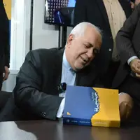 دکتر ظریف برای دیدار با مردم و جشن امضای کتابش به نمایشگاه کتاب می‌رود