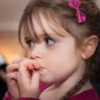 چرا بچه ام ناخن میجوه؟