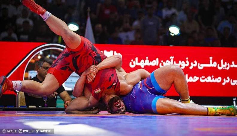 اعتراض فردین معصومی به مسابقه کشتی پسرش و زارع