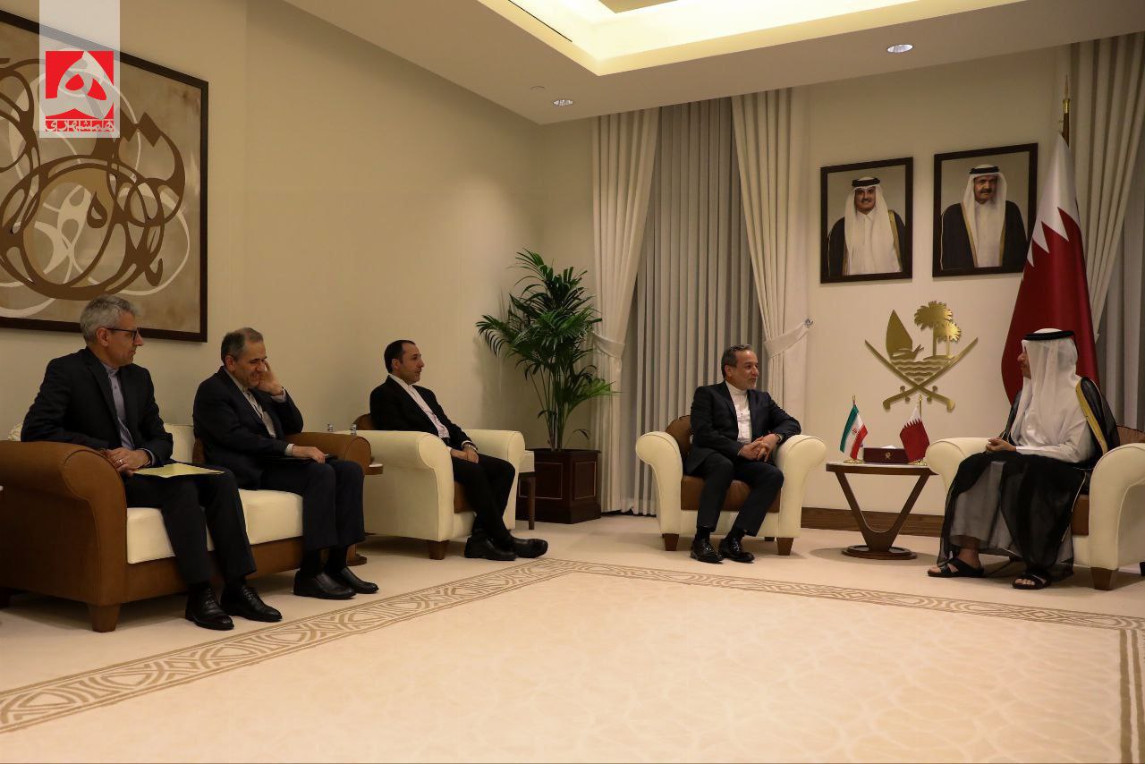 دیدار سید عباس عراقچی با نخست وزیر و وزیر خارجه قطر در دوحه 