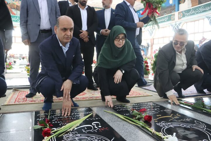 ادای احترام سخنگوی دولت به مقام شامخ شهدا در گیلان