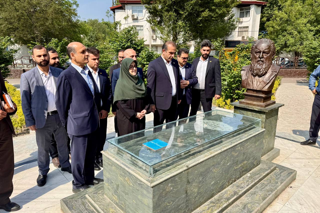 حضور سخنگوی دولت در آرامگاه امیرهوشنگ ابتهاج