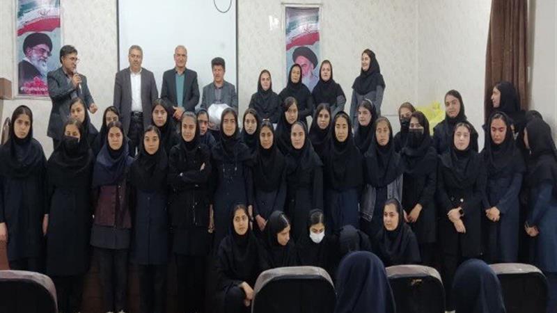 برگزیدگان مسابقات فرهنگی و هنری در دهگلان تجلیل شدند