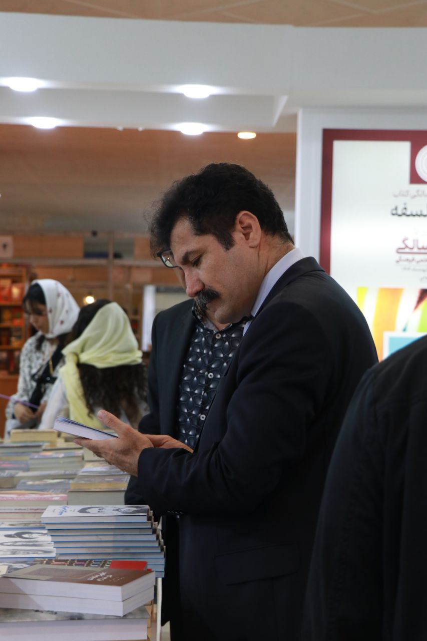 بازدید معاون رییس جمهور از نمایشگاه بین المللی کتاب