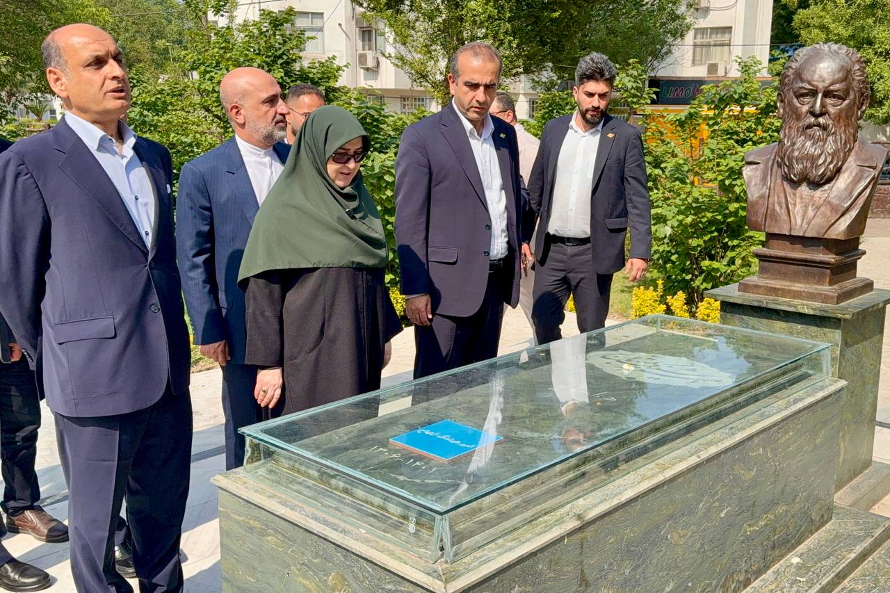 حضور سخنگوی دولت در آرامگاه امیرهوشنگ ابتهاج