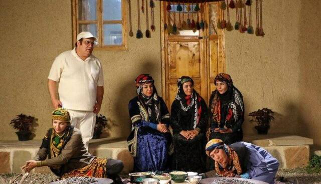 میرطاهر مظلومی و گیتی قاسمی مجری یک مسابقه تلویزیونی