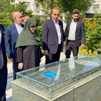 حضور سخنگوی دولت در آرامگاه امیرهوشنگ ابتهاج