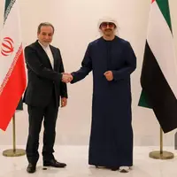 عکس/ دیدار سید عباس عراقچی با وزیر امور خارجه امارات متحده عربی در ابوظبی