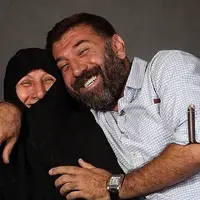 مادر انصاریان: هر شب با عکس علی حرف می‌زنم