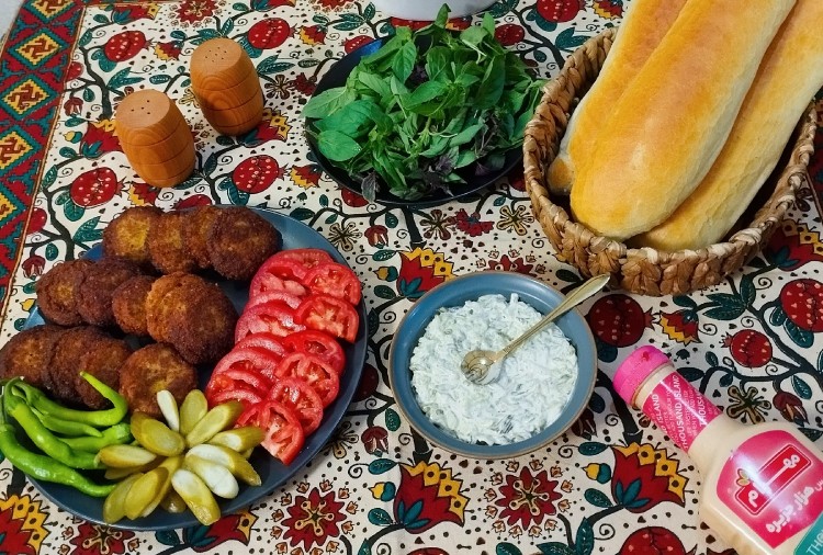 از شما/ فلافل شام دیشب جای شما سبز😘😘