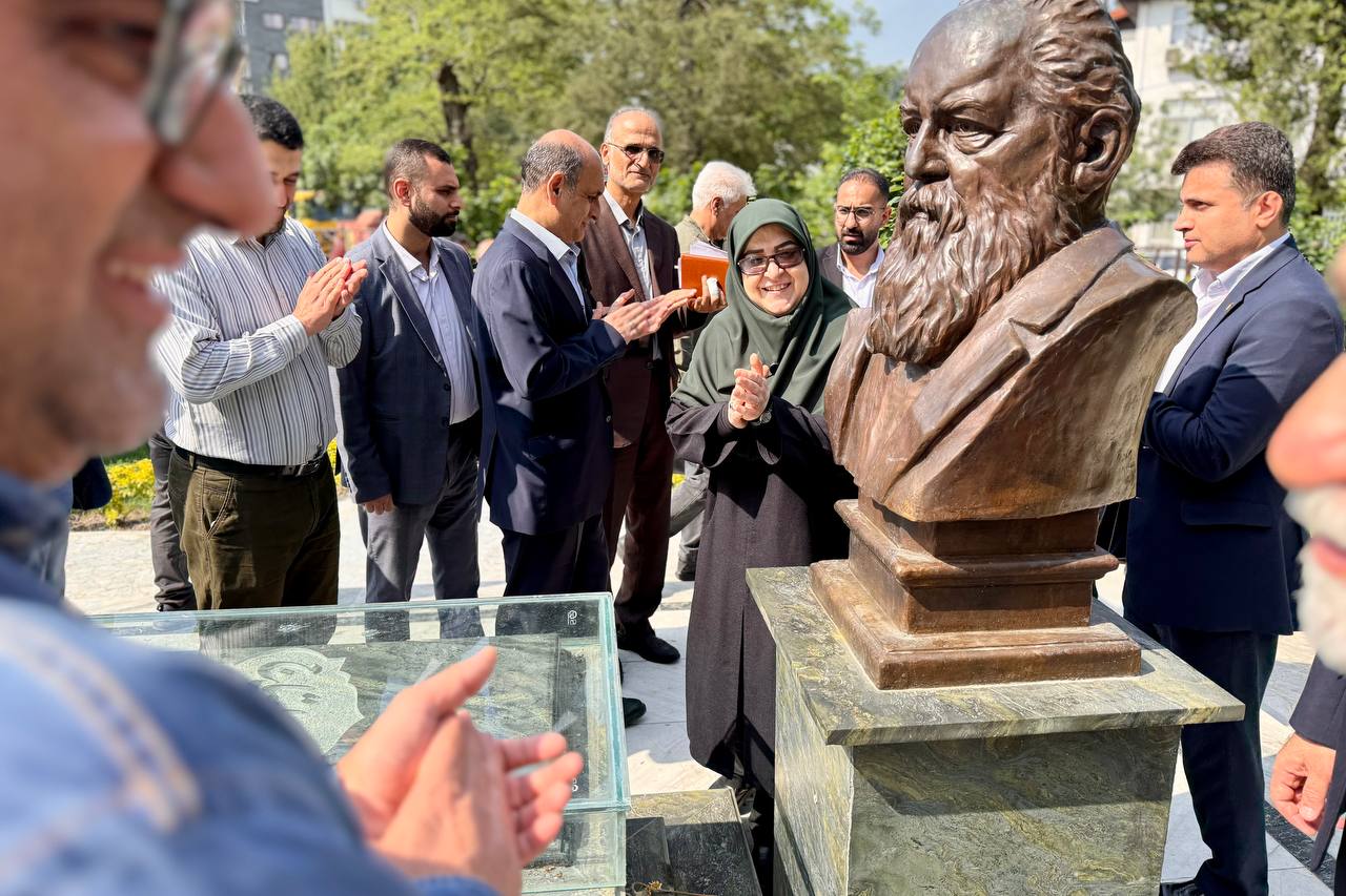 حضور سخنگوی دولت در آرامگاه امیرهوشنگ ابتهاج