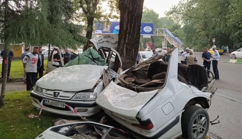 برخورد مرگبار پژو پارس با درخت؛ خودرو نصف شد