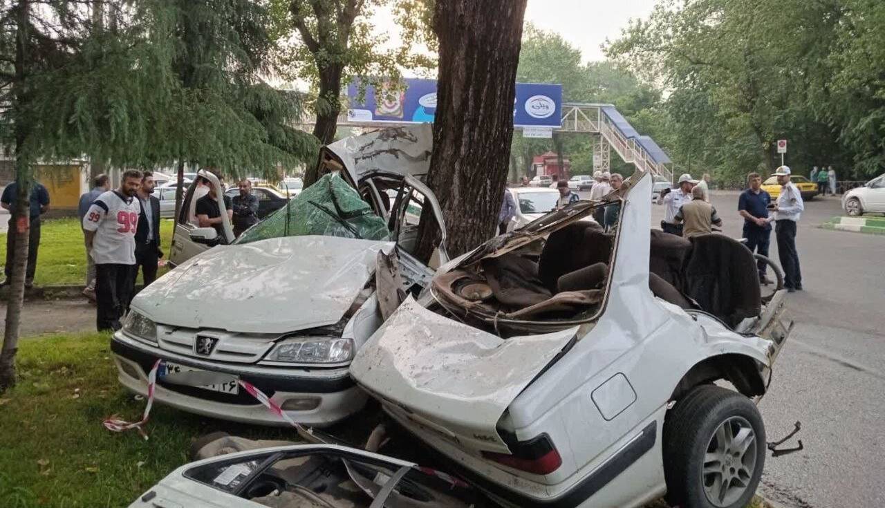 برخورد یک خودروی سواری با درخت در رشت ۳ کشته بر جا گذاشت