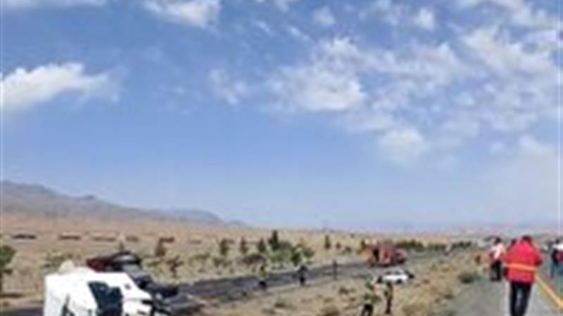تردد کند در محور مواصلاتی زاهدان - بیرجند در پی واژگونی تریلی سوخت