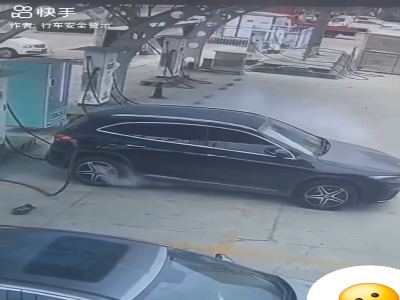 لحظه هولناک آتش گرفتن ماشین برقی هنگام شارژ