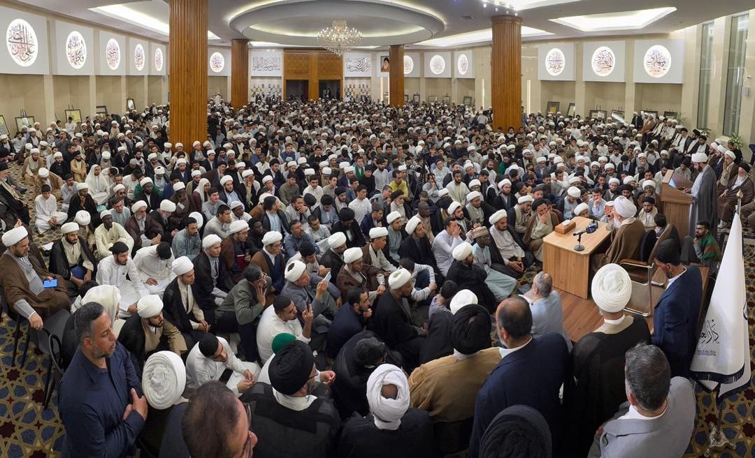 استقبال بی‌نظیر طلاب حوزه نجف از آیت‌الله جوادی آملی