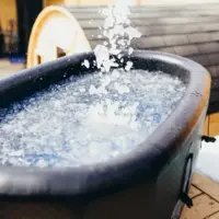 آیا غوطه‌وری در آب سرد به بازیابی سریع‌تر عضلات کمک می‌کند؟