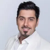 ترانه «صحنه» را با صدای احسان خواجه امیری بشنوید