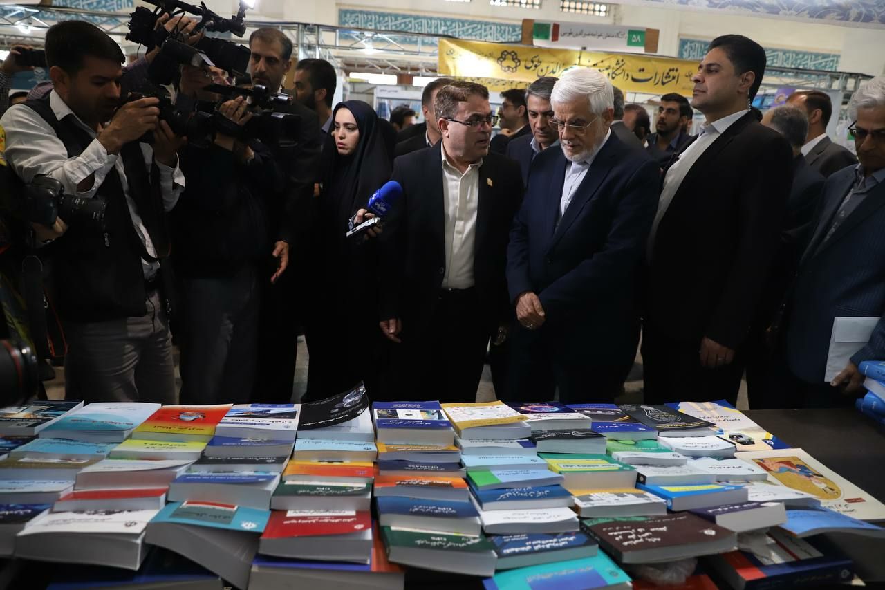 عکس/ بازدید معاون اول رئیس‌جمهور از نمایشگاه بین‌المللی کتاب تهران
