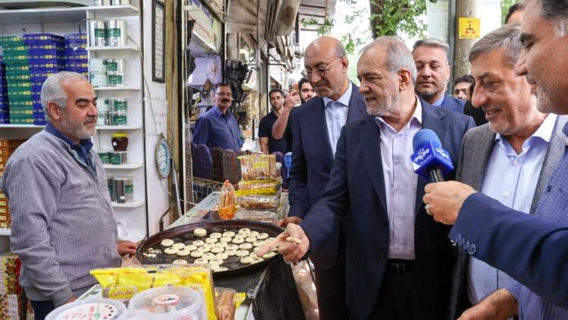 بازدید سرزده پزشکیان از بازار سنتی کرمانشاه/ گفتوگوی صمیمی با مردم
