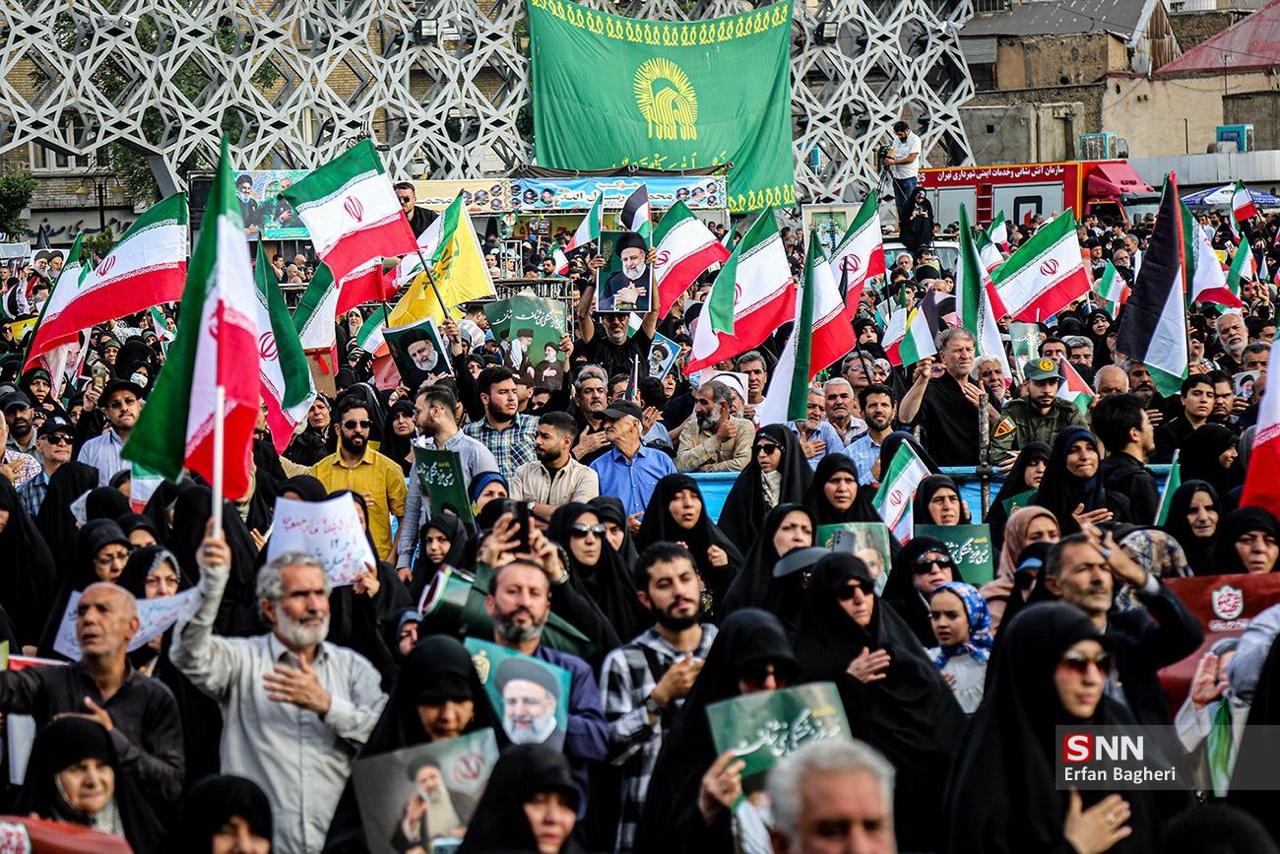 عکس/ آیین گرامیداشت آیت‌الله شهید رئیسی و همراهانش در میدان آیینی امام حسین (ع)