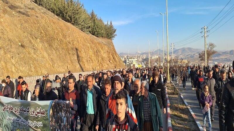 برگزاری همایش پیادهروی خانوادگی در سنندج به مناسبت سالگرد سفر رهبری به کردستان