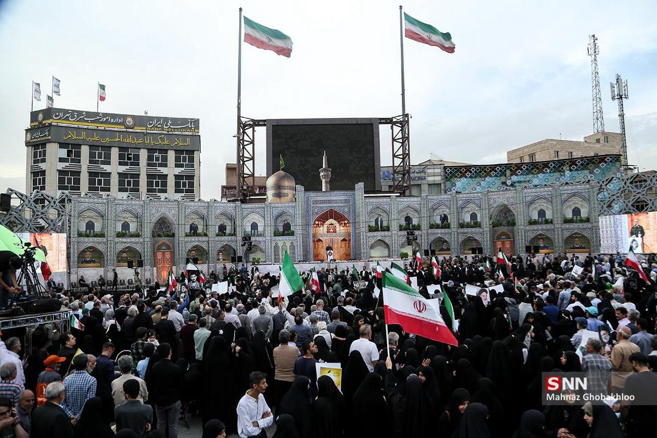 عکس/ آیین گرامیداشت آیت‌الله شهید رئیسی و همراهانش در میدان آیینی امام حسین (ع)