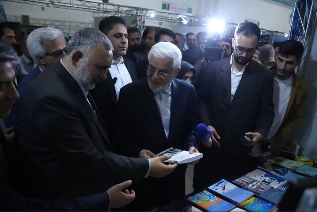 عارف از نمایشگاه بین‌المللی کتاب بازدید کرد